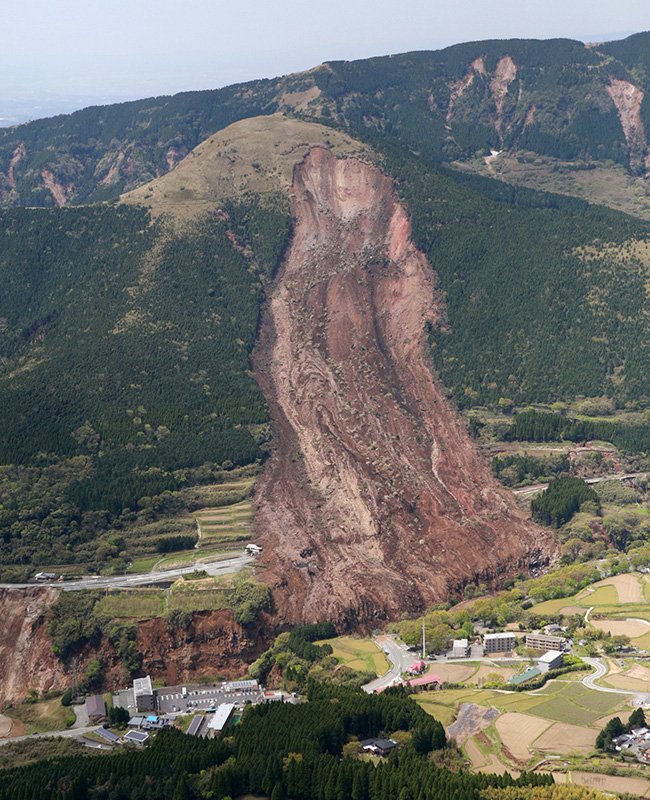 El terremoto produjo un gran corrimiento de tierra en la ladera de una montaña. 16 de abril de 2016. Pueblo de Minamiaso, prefectura de Kumamoto. (Jiji)