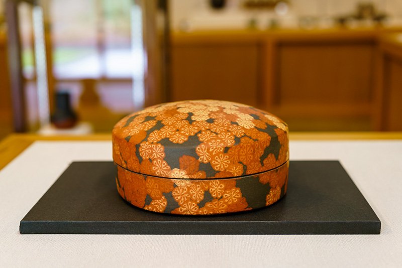 “绞胎花纹陶筥”制作精美，盒盖与盒底接缝处的花纹也衔接完美