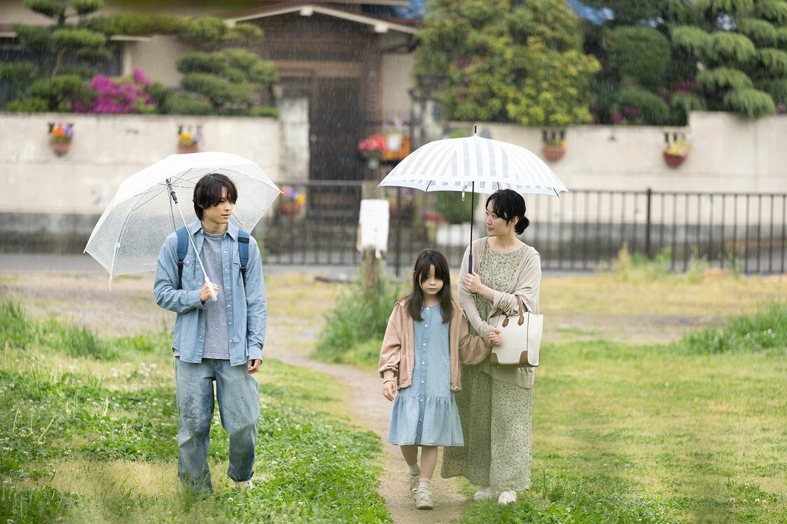夏彦（松村北斗）は「イワン」と呼ばれる少女（矢山花）を保護する小学校教師の風美（黒木華）に自身の過去を打ち明ける　©2023 Kyrie Film Ban