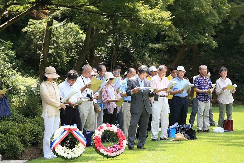 Participants sing in remembrance of each country’s POWs.