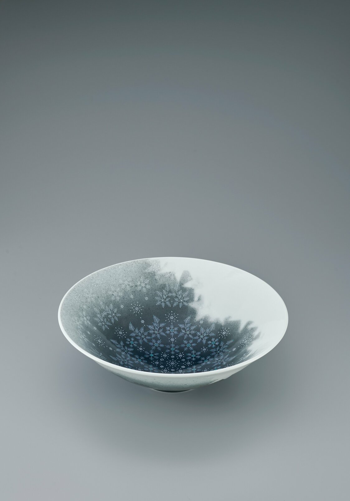 「色絵雪花薄墨墨はじき雪文鉢」第71回日本伝統工芸展（写真提供：日本工芸会）