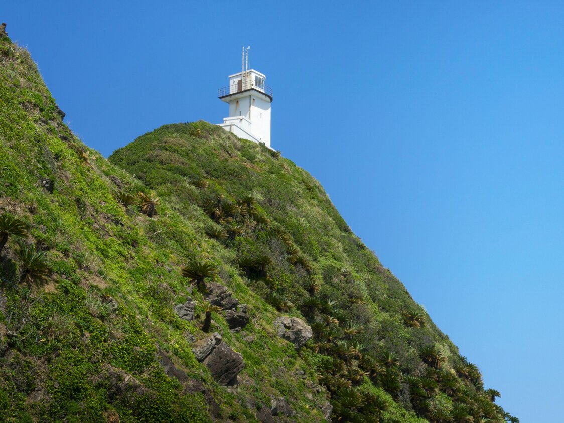 El faro de Kasarizaki está situado en el punto más septentrional de Amami Ōshima.