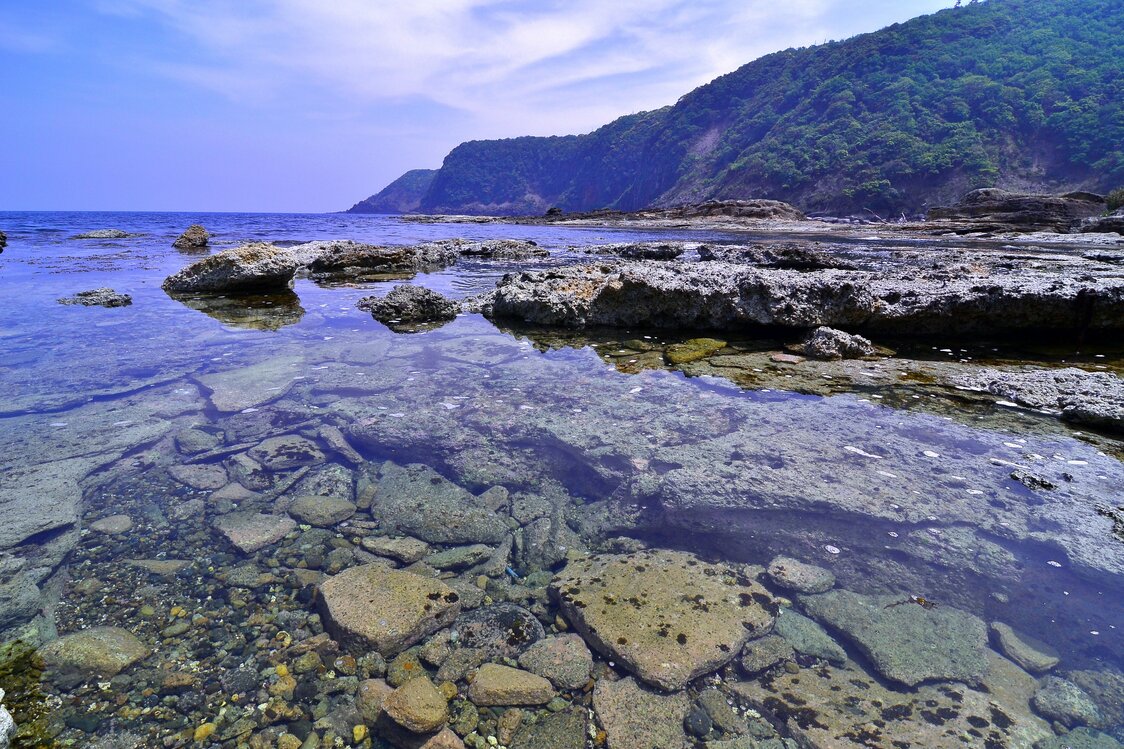 色とりどりの玉石が散らばる五色浜　写真：PIXTA