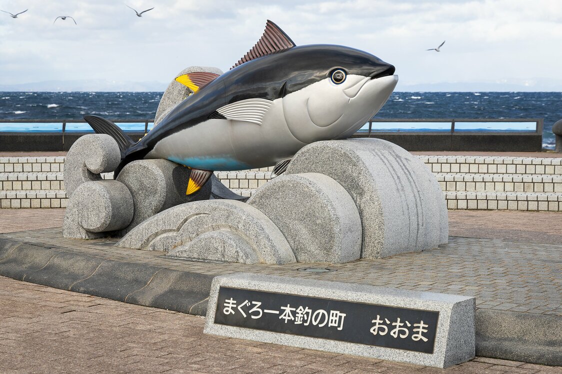大間崎にあるマグロのオブジェ。かつて水揚げされた400キロの超大物を、実物大で再現したという