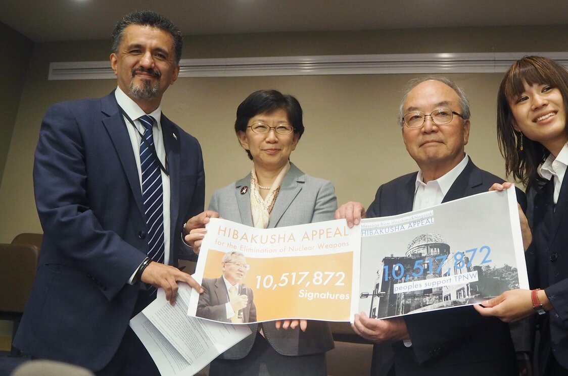左からヨレンティ・ボリビア国連大使と中満泉国連軍縮担当上級代表、藤森俊希さん（時事）