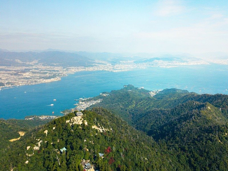 El mirador del monte Misen se encuentra en la cima de la izquierda y está rodeado de rocas gigantes.