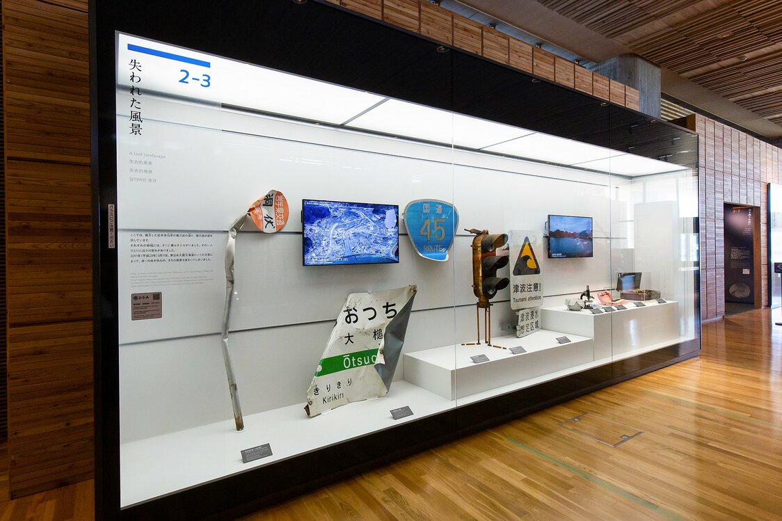 Además de objetos dañados por el desastre también se exhiben imágenes de la zona antes y después del tsunami.