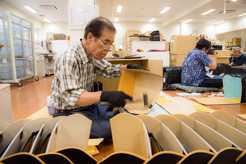 熟練の職人が、マチ部分を張り合わせていく。