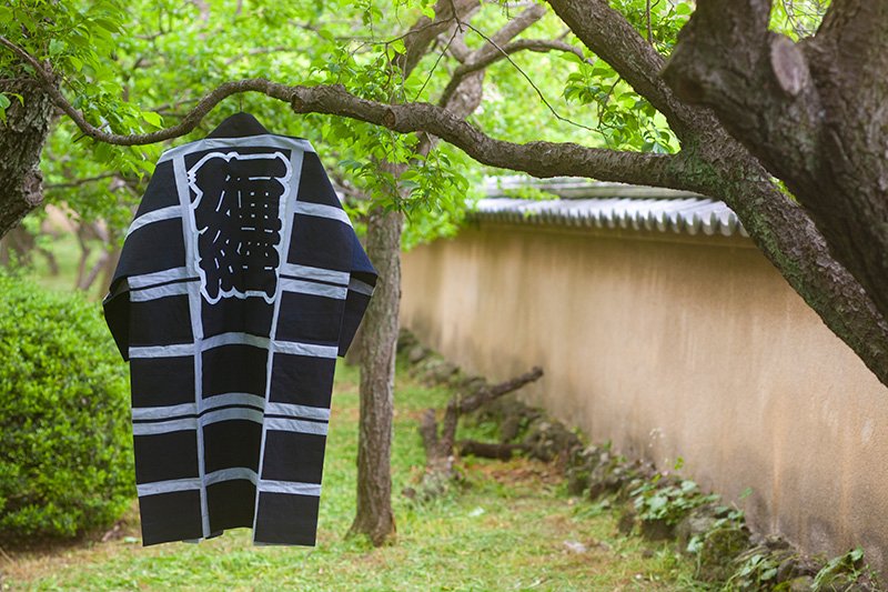 A winter “hanten” of the sort often worn by common people in the Edo period. The regular type costs ¥2,500 (hand-dyed versions in a plain and a patterned style are priced, respectively, from ¥20,000 and from ¥28,000).
