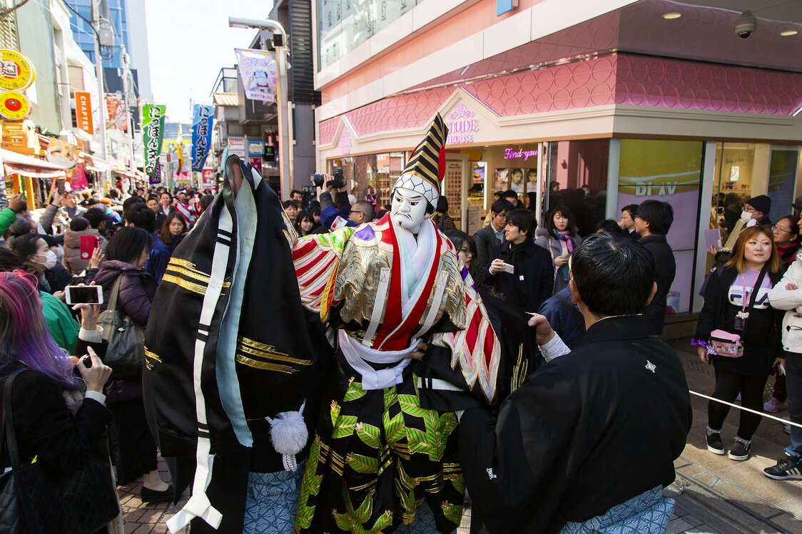 原宿・竹下通りで、にっぽん文楽の「お練り」 :　手を振る姫に、見物客から「カワイイ！」   