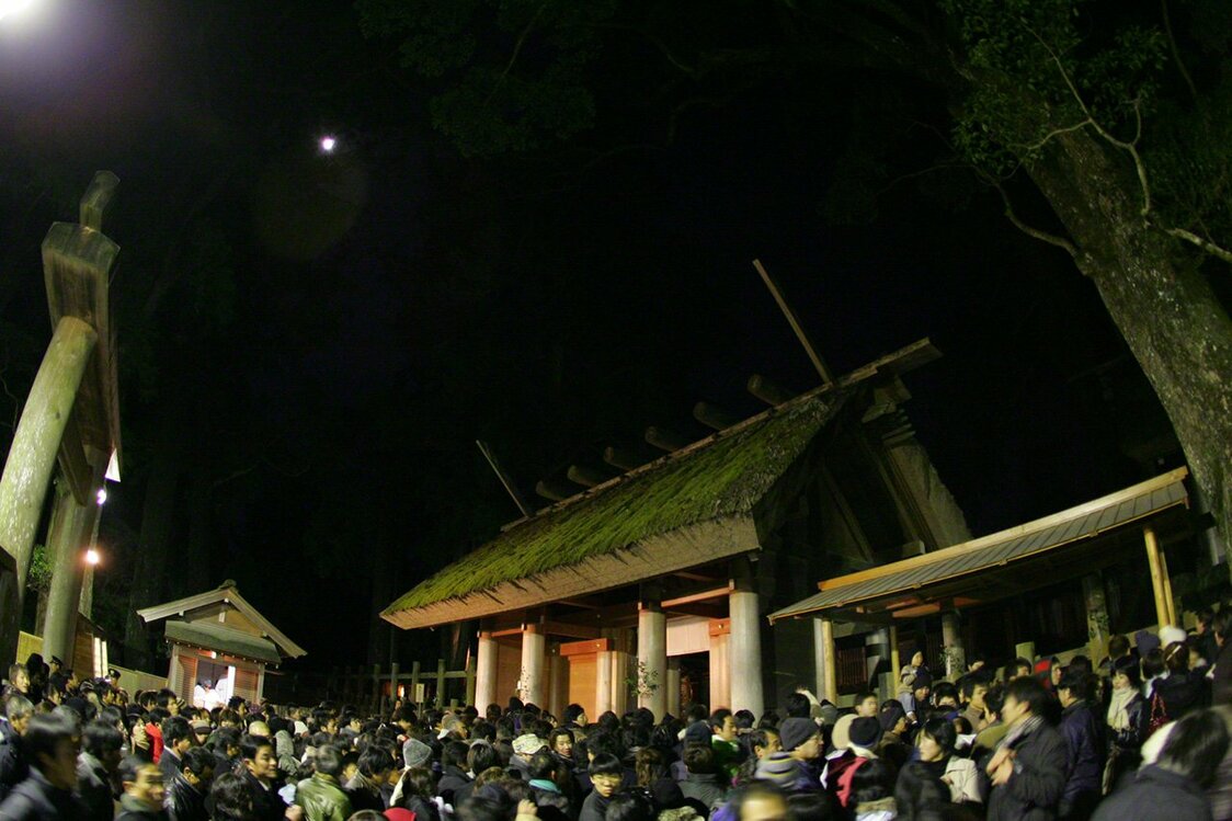 12月31日　除夕参拜。许多人在大年三十前往参拜，向神灵感谢过去一年的恩泽，并祈求新的一年平安幸福