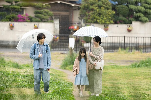夏彦（松村北斗）は「イワン」と呼ばれる少女（矢山花）を保護する小学校教師の風美（黒木華）に自身の過去を打ち明ける　©2023 Kyrie Film Ban