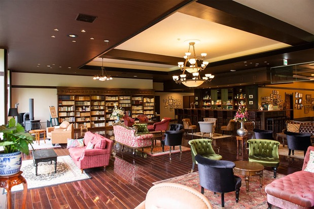 The interior of the hot spring lodge. (© Kodera Kei)