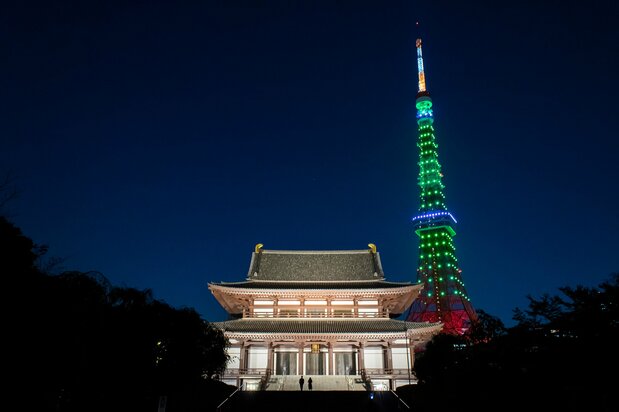 Zōjōji’s Daiden and Tokyo Tower illuminated at night.