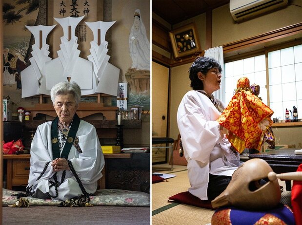 中村タケさん(左)と松田広子さん。松田さんは今では珍しくなった「オシラサマアソバセ」を行っている。1月に家々に祭られたオシラサマを出して遊ばせる、神様を「起こす」儀式だ ©Aya Watada