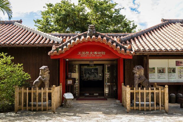 Le Centre de la culture d’Okinawa, au sein du parc à thème Okinawa World. Trois shîsâ accueillent les visiteurs.