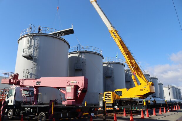 Un tanque de agua tratada en proceso de desmantelamiento en la central nuclear de Fukushima Dai-ichi de TEPCO en la mañana del 14 de febrero de 2025. (Por cortesía de TEPCO; © Jiji)