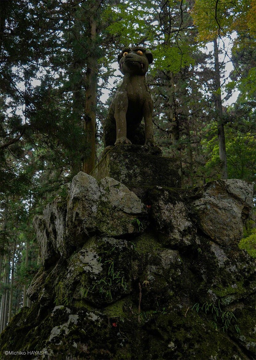 Statues de loups en pierre au sanctuaire de Jômine