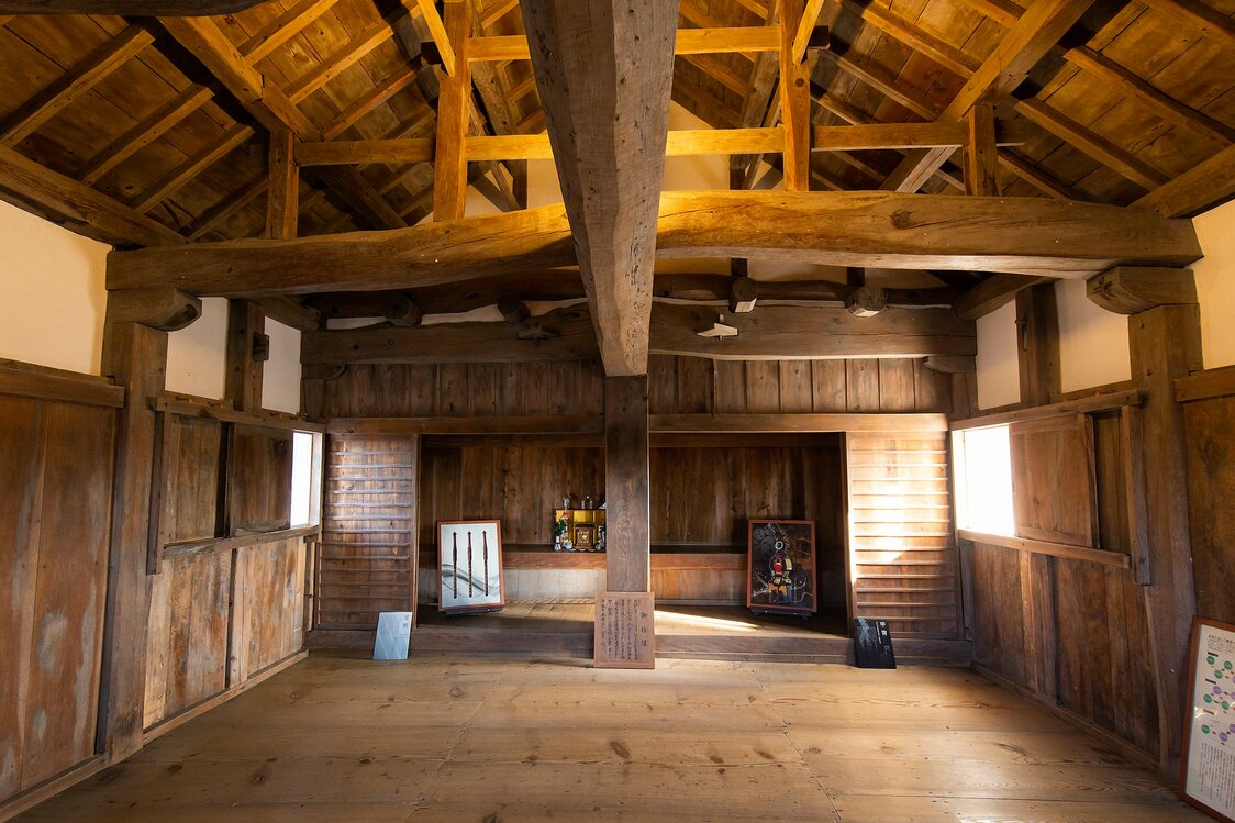 El interior del torreón del castillo se ha transformado en un espacio de exposición. Hay un altar sintoísta situado en el fondo del primer piso, y la presencia de una chimenea hundida en la planta baja también resulta inusual.
