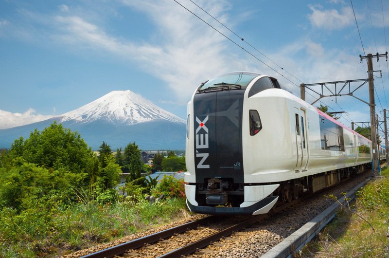 La ligne Narita Express se prolonge jusqu’à la gare de Kawaguchikô sur la ligne de Fuji-kyûkô, ce qui rend plus facile l’accès au mont Fuji depuis l’aéroport de Narita. (Période et dates du service : week-ends et jours fériés entre le dernier samedi de juillet et le dernier dimanche de novembre.)