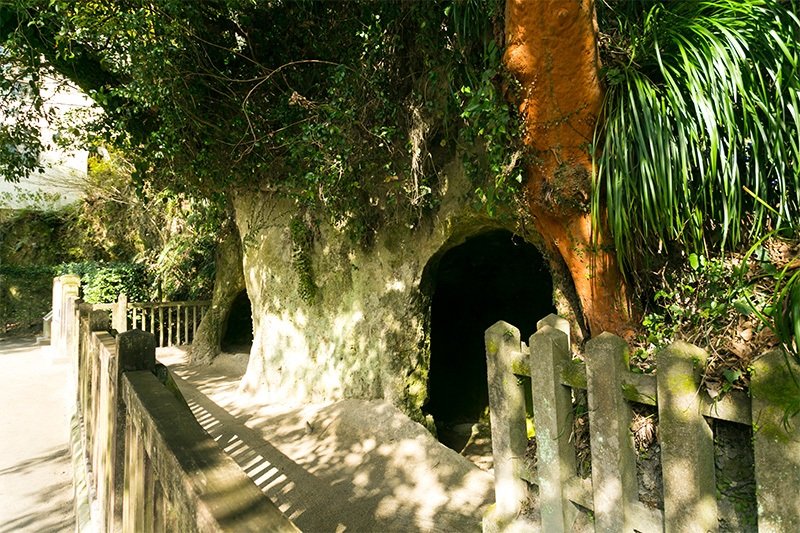 La Gruta de Saigō Takamori, a media ladera del monte Shiroyama. Se dice que en ella pasó sus últimos cinco días de su vida, acorralado por el ejército gubernamental durante la Rebelión de Satsuma.
