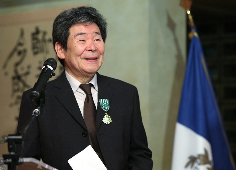 フランス政府から芸術文化勲章を贈られ、笑顔を見せるアニメ監督の高畑勲氏＝2015年4月、東京都港区の仏大使公邸（時事）