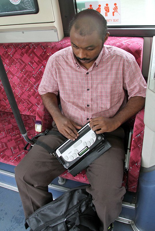 Quelques instants de lecture dans le bus : « Au Soudan, je n’avais pas d’appareil qui me permette de lire. »