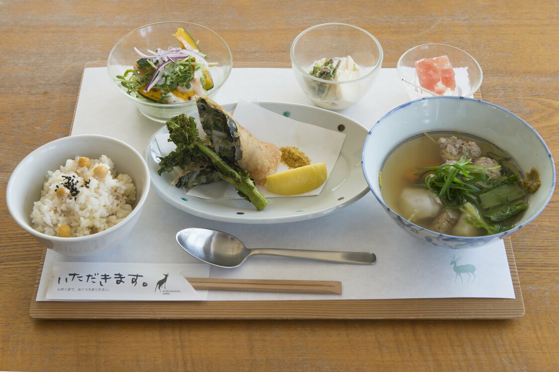 The popular Lunch Plate at Kuruminoki is a weekly special consisting of mixed rice, soup, a main dish featuring seasonal ingredients, a side dish, and dessert.