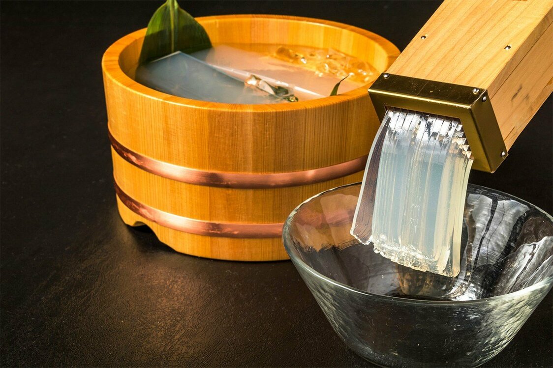 用“天突”把寒天挤压成细丝（图片：PIXTA）