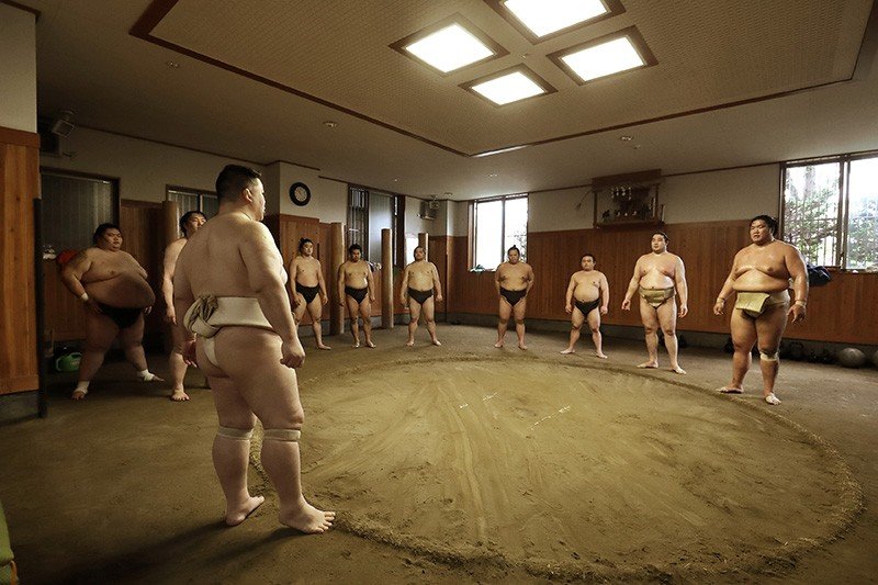 Al final del entrenamiento el oyakata pronuncia unas palabras sobre la importancia de su práctica.