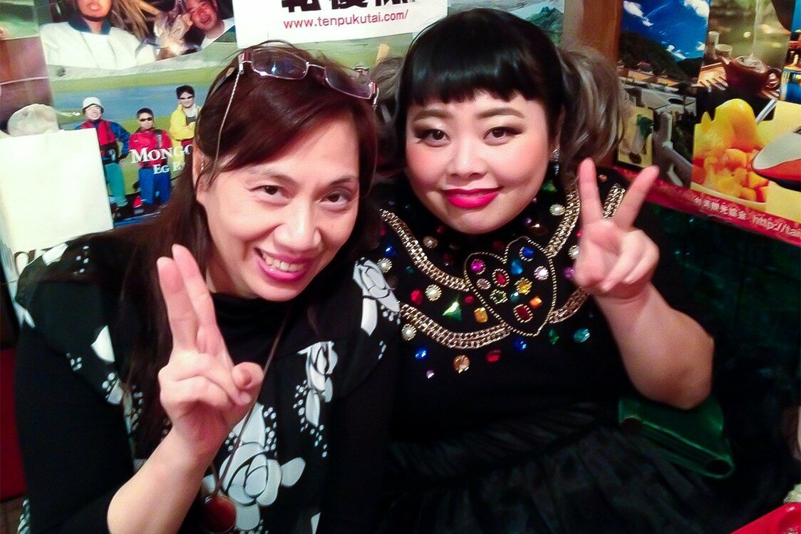 タレント渡辺直美さんは香味の常連客（左は妻・碧さん、河田泰宗さん提供）