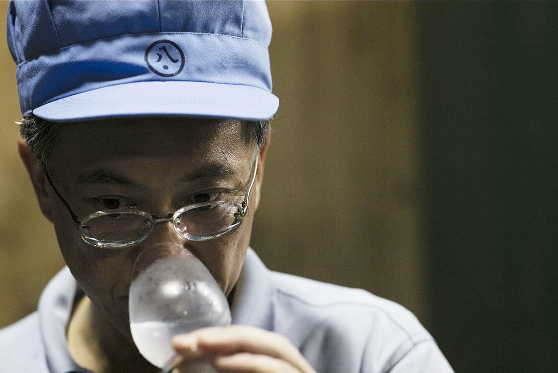青島孝さん。河村傳兵衛氏から「傳」の字を授かって、傳三郎という杜氏名を名乗っている。