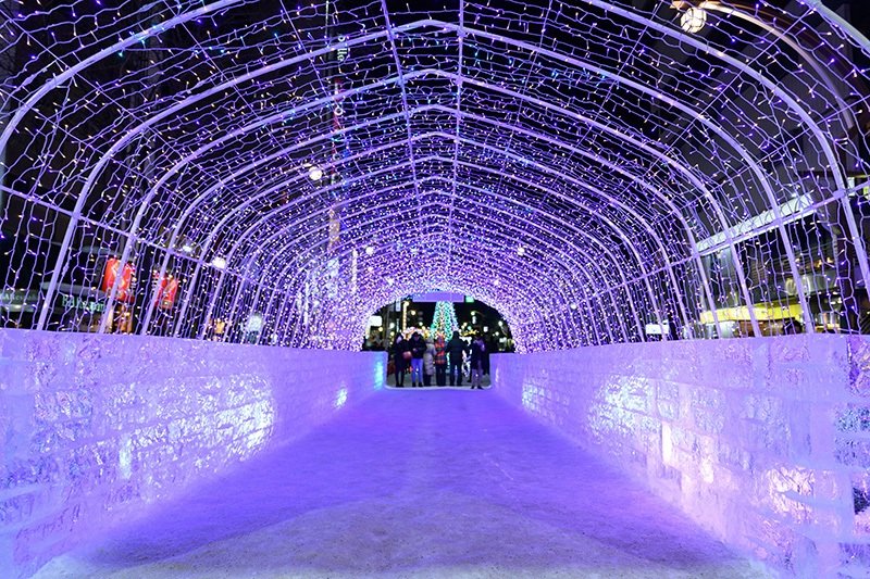 La “Calle de la iluminación”, con su paso de deslumbrantes luces decorativas hechas mediante la colocación de un arco de túnel sobre bloques de hielo, es un lugar muy popular para fotografiarse cada año.