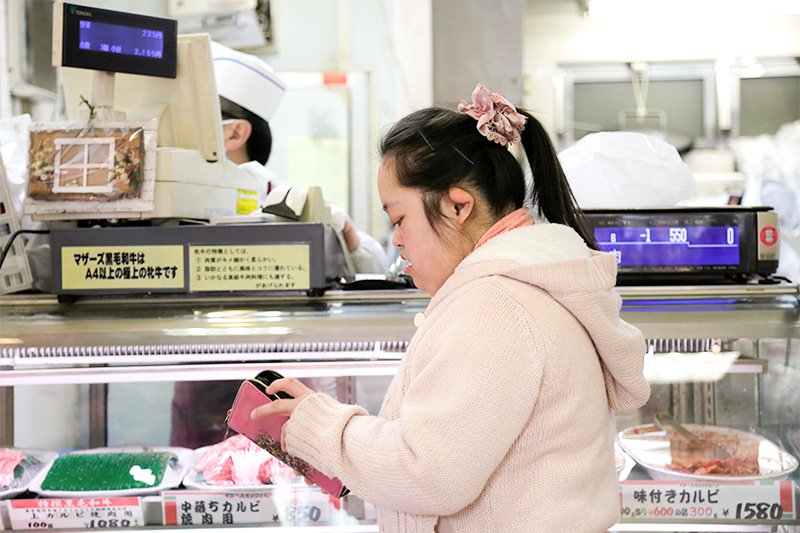 精肉店で牛肉を購入