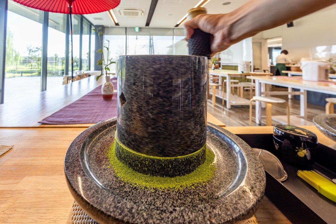 「茶づな」の茶臼体験（藤原智幸撮影）
