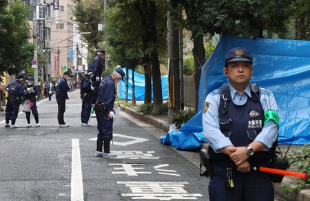 男性が刺された現場付近を調べる警察官ら=20日午前、大阪市北区