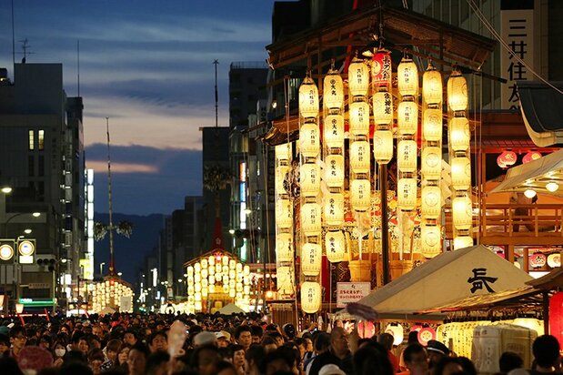 7月16日,正在舉辦宵山活動的「四條通」街道。駒形燈籠照亮傍晚時分的京都。海外遊客隨處可見