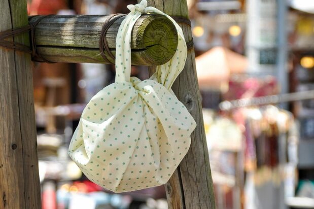 Un bolsito de furoshiki que se abre y cierra estirando las asas.
