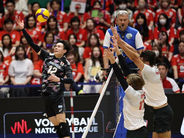 Takahashi Ran, at left, knocks in a spinning spike for one of his points against Canada on July 16, 2026, in Osaka. (© Sankei Visual/Taidō Kōji)