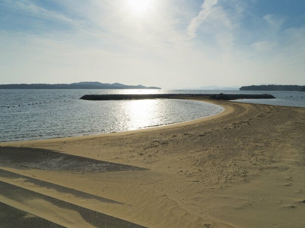 夏天的间崎岛海滩充满了南国风情。由于地处海湾内，因而风平浪静