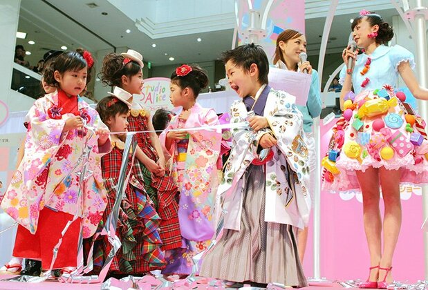 11月の七五三の記念撮影を見据えたキッズファッションショー©時事