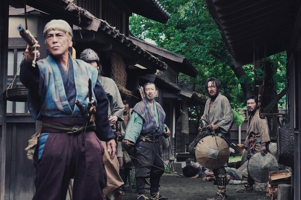 曽呂利新左衛門（木村祐一）と難波茂助（中村獅童）は、いわば「秀吉の鉄砲玉」だ　©2023 KADOKAWA ©T.N GON Co.,Ltd.