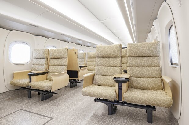 Los asientos reservados tienen diseños de estilo japonés, como el patrón karakusa, entre otros. Para el descansabrazos y la mesita se utilizó madera. (Fotografía de JR Kyūshū)