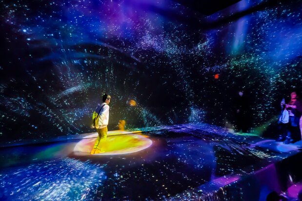 在“多元跳跃宇宙”区，踩一下地面，脚底就有行星诞生，如果跳跃，就会变成恒星和黑洞