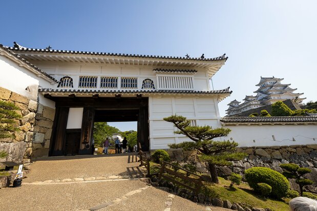 The Hishi Gate leading to the castle’s second compound (ninomaru) conceals defensive capabilities in its beauty, including “murder holes” from which defenders can drop rocks on attackers or assault them with spears.