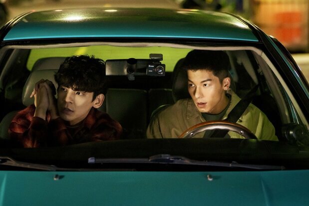 ミンハン(グレッグ・ハン、右)とバンユー(リン・ボーホン、左)はともに捜査を開始する ©Calendar Studios Co., Ltd., Bole Film Co., Ltd.