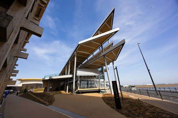 The angular slabs forming the structure’s rooftop create its signature look. (© Nippon.com)