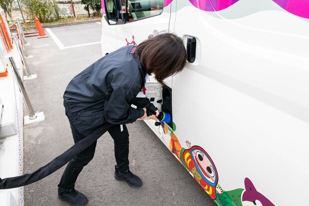 簡易型ステーションなら、女性スタッフでも簡単に充填できる