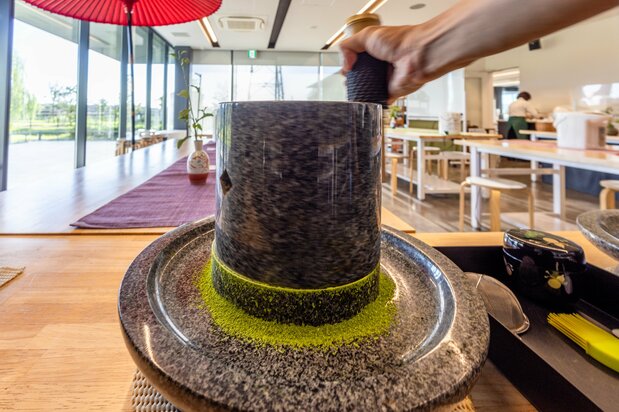 「茶づな」の茶臼体験(藤原智幸撮影)