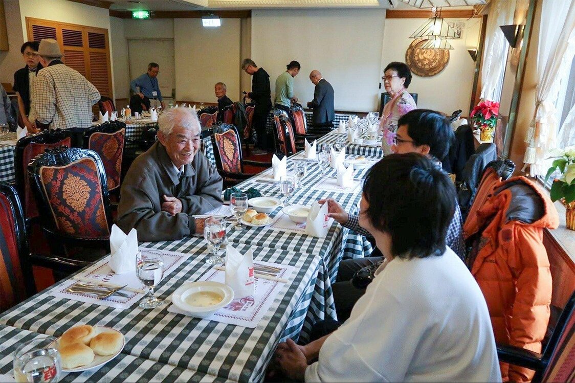 友愛會近年有不少日本人參觀，也成為學生與日語世代會員交流的場域（筆者攝影）